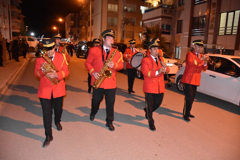 Amasya’da eğlence sokakta, vatandaşlar balkonda 