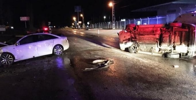 Amasya'da iki otomobil çarpıştı: 5 kişi yaralı