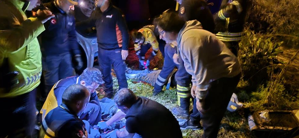 Amasya'da kontrolden çıkan otomobil çay kenarına uçtu