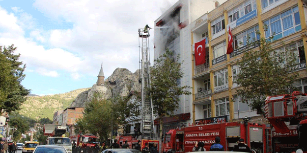 Amasya'da korku dolu anlar! Çatıda mahsur kalan 5 çalışan kurtarıldı