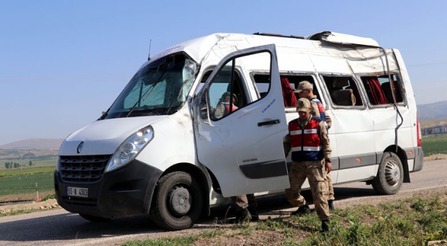 Amasya'da minibüs şarampole devrildi: 10 kişi yaralı