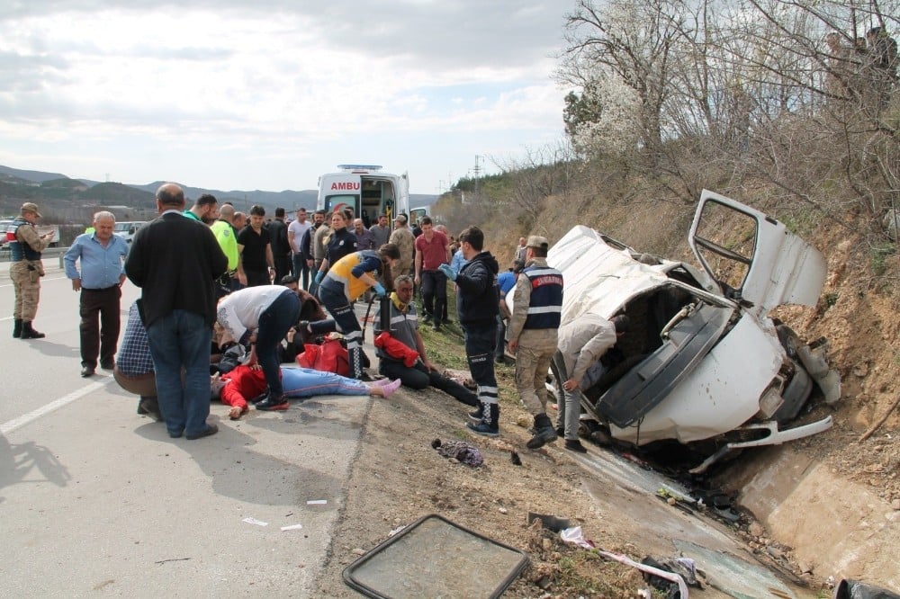 Amasya’da minibüs şarampole yuvarlandı. İlk belirlemelere göre 9 kişi yaralandı. 