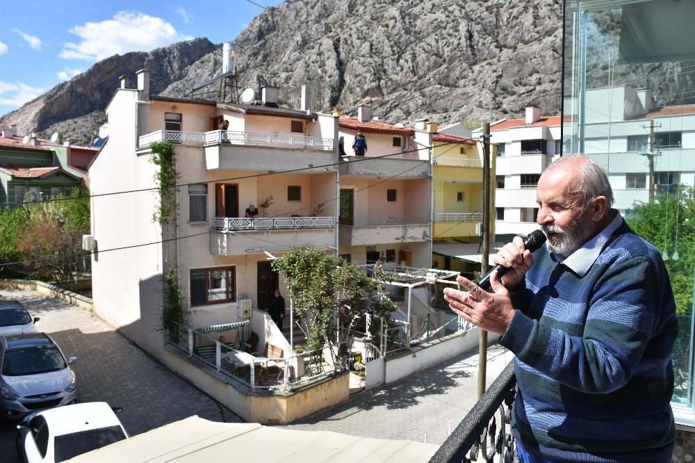 Amasya’da “Minik Kuş” komşularına balkondan serenat yapıyor 