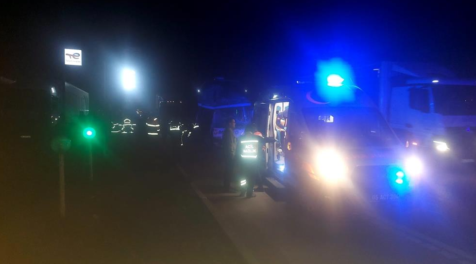 Amasya'da otobüs ile tır çarpıştı: Çok sayıda yaralı var