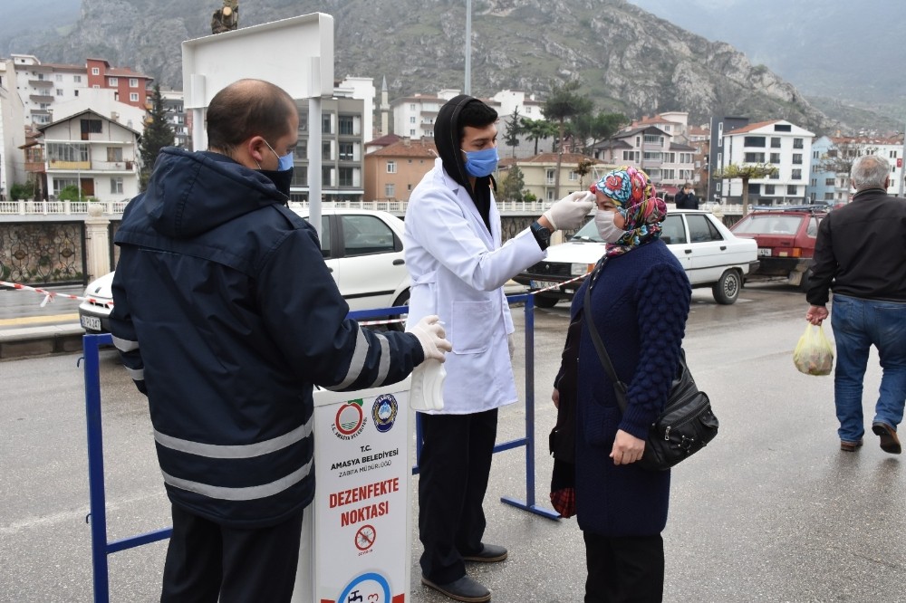 Amasya’da pazarda ve toplu taşıma araçlarında ücretsiz maske dağıtımı 