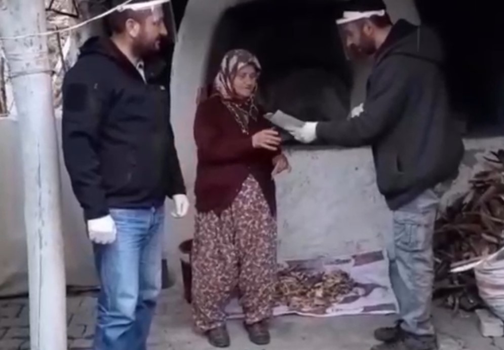 Amasya’da polis ekipleri kolonya tutarak hak sahiplerine paraları teslim ediyor 