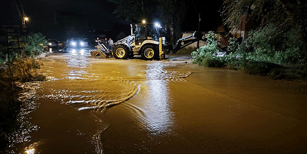 Amasya’da sağanak nedeniyle gölet taştı, sokaklar dereye döndü