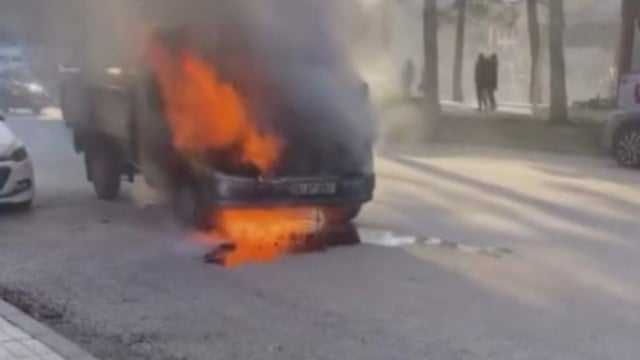 Amasya'da hareket halindeki kamyonet alev aldı