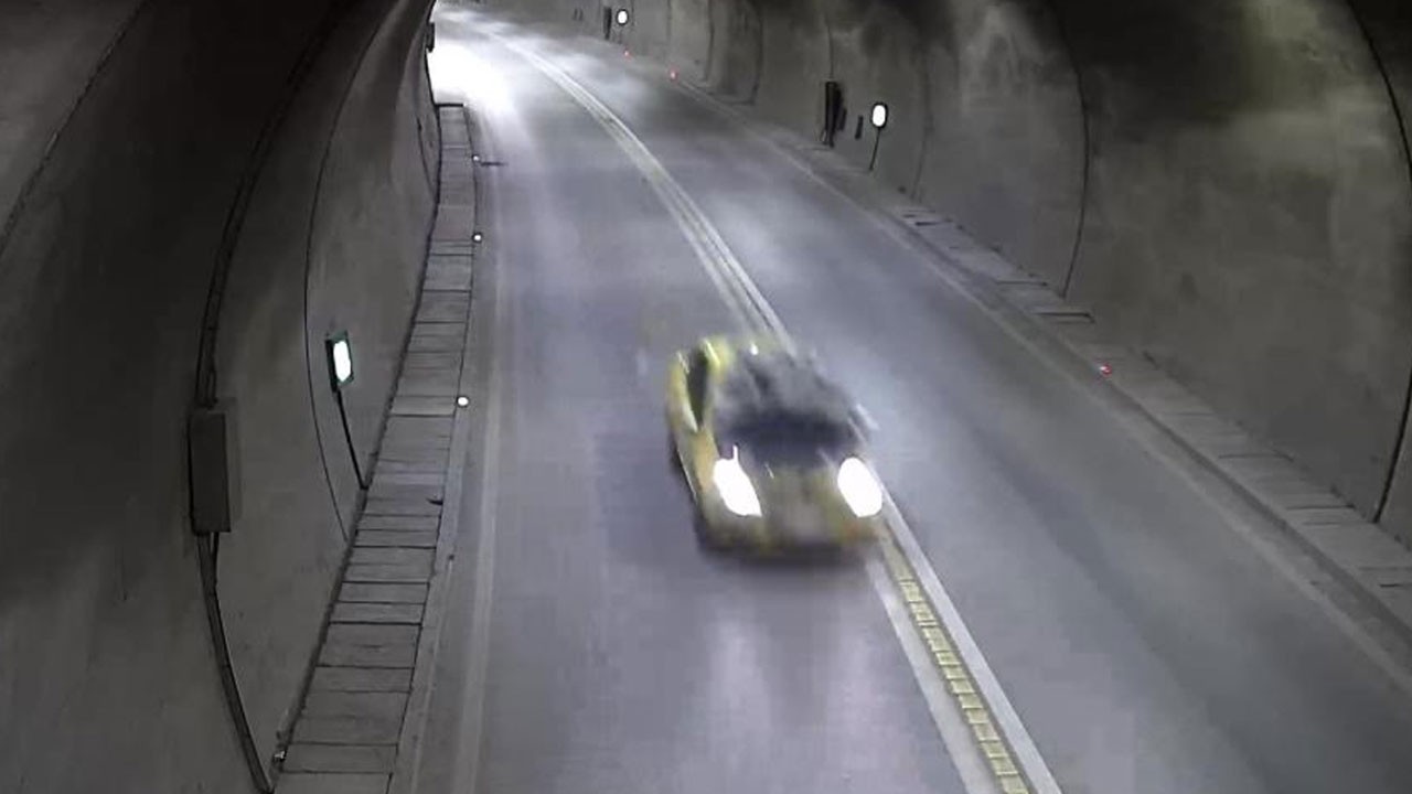 Amasya’da tünelde şaşırtan olay! Aracın kaputu açıldı