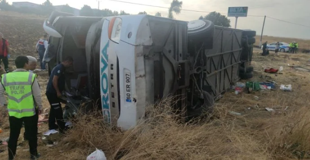 Amasya'da yolcu otobüsü devrildi