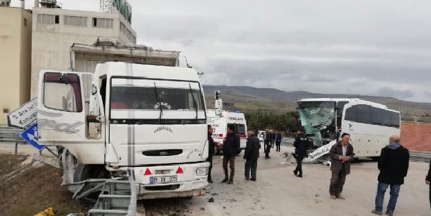 Yolcu otobüsü ile kamyon çarpıştı: 15 yaralı