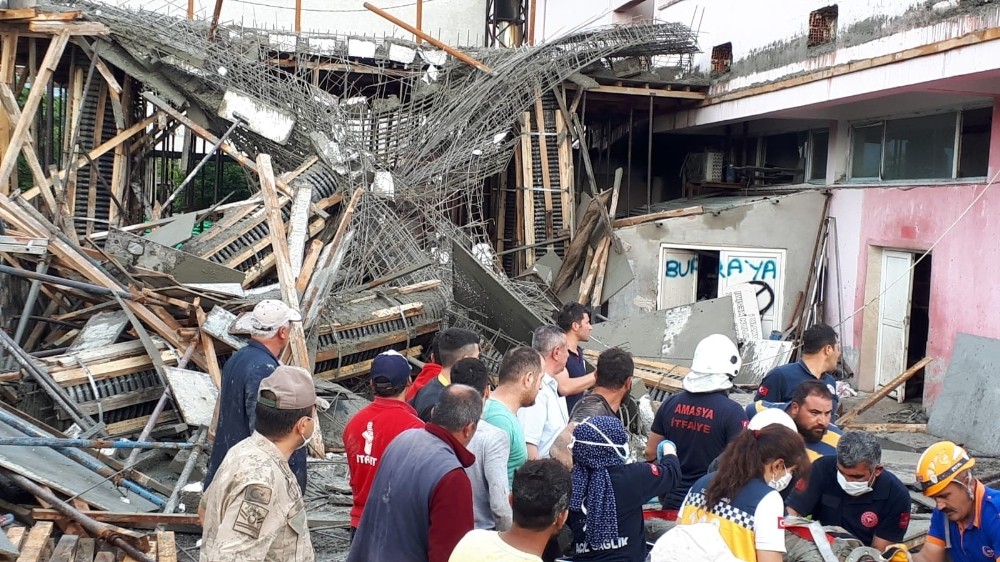 Amasya’nın Suluova ilçesinde bir fabrika inşaatında beton dökümü sırasında göçük meydana geldi. Göçük altında kalan 4 işçi yaralı olarak kurtarılarak hastaneye kaldırıldı. 