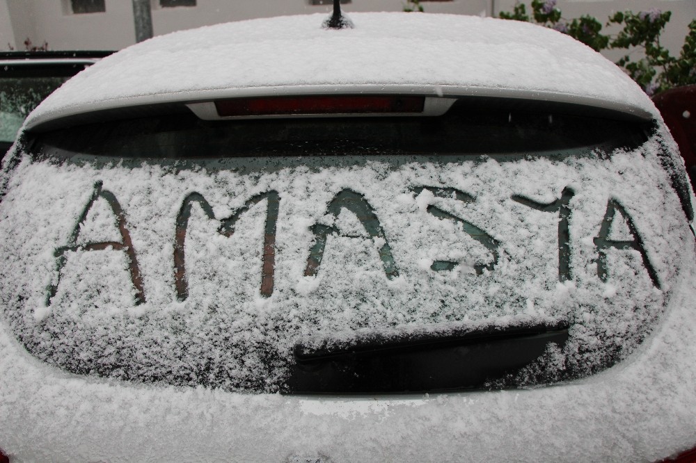 Amasya’ya lapa lapa kar yağdı 