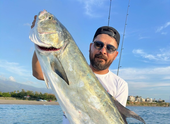 Amatör balıkçının 'ejderha' mutluluğu