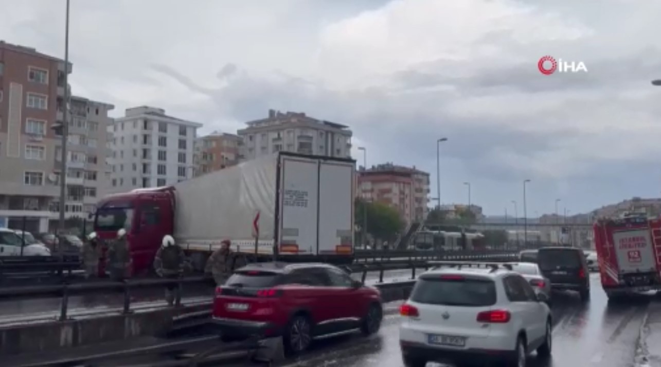 Amatör kameralara yansıdı! E-5 Avcılar mevkiinde tır bariyerlere girdi