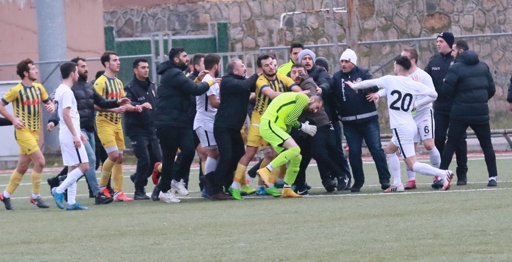 Amatör maçta darp edilen kaleci ölümden döndü 