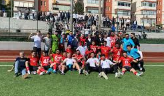 Amatör maçta devre arası hem saha hem de tribün karıştı