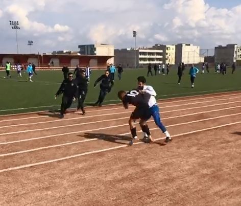 Amatör maçta futbolcular hastanelik oldu 
