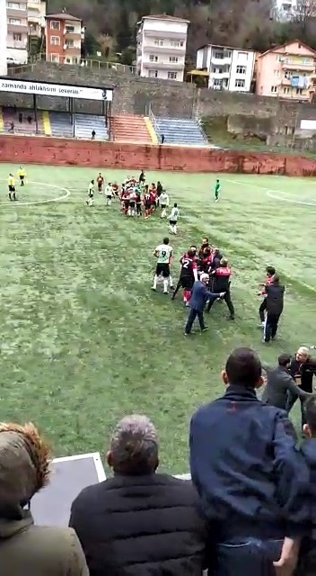 Amatör maçta önce yumruklar sonra kartlar havada uçuştu 