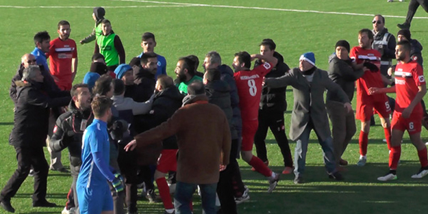 Amatör maçta saha karıştı