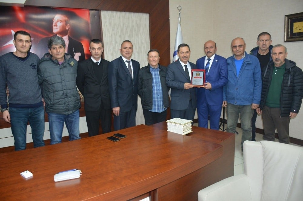 Amatör Spor Kulüplerinden Başkan Uysal’a plaket 