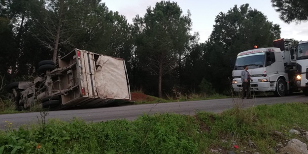 Ambalaj atıklarını taşıyan kamyonet kaza yaptı: Yaralılar var