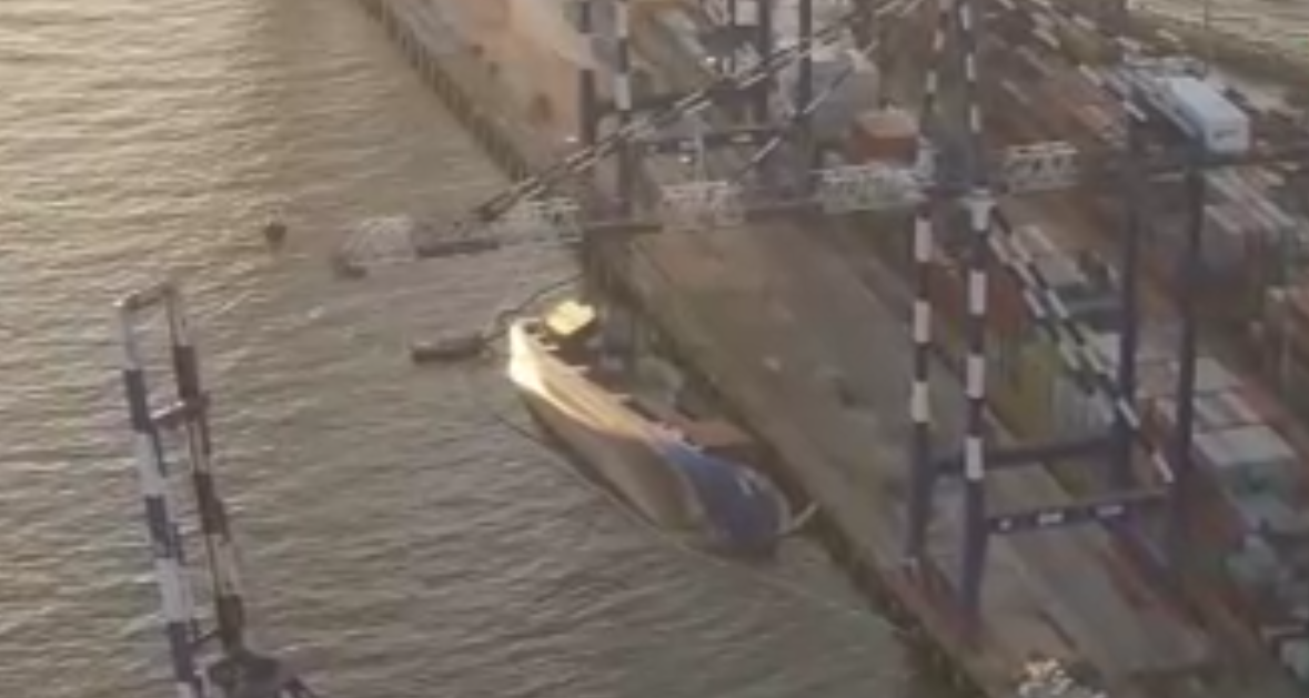 Ambarlı Limanı'nda yan yatan konteyner yüklü gemi böyle görüntülendi