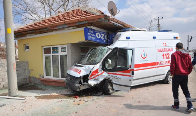 Ambulans bilet satış noktasına daldı: 6 yaralı