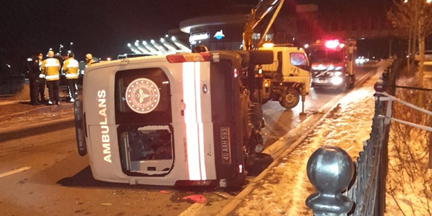 Ambulans devrildi: 3 yaralı