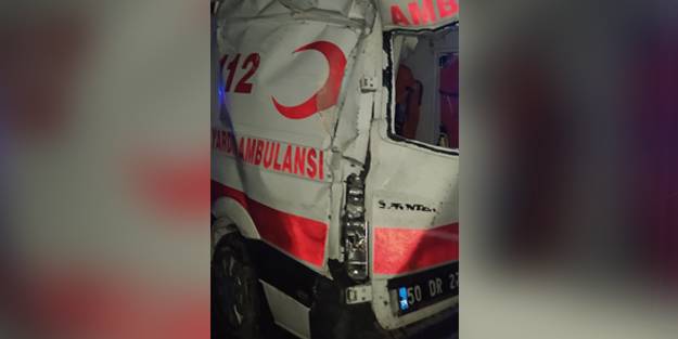 Ambulans devrildi: Hasta ve yakını hastaneye kaldırıldı!