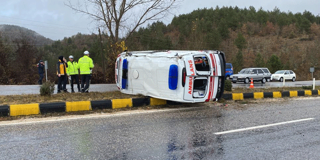 Ambulans devrildi: Yaralılar var