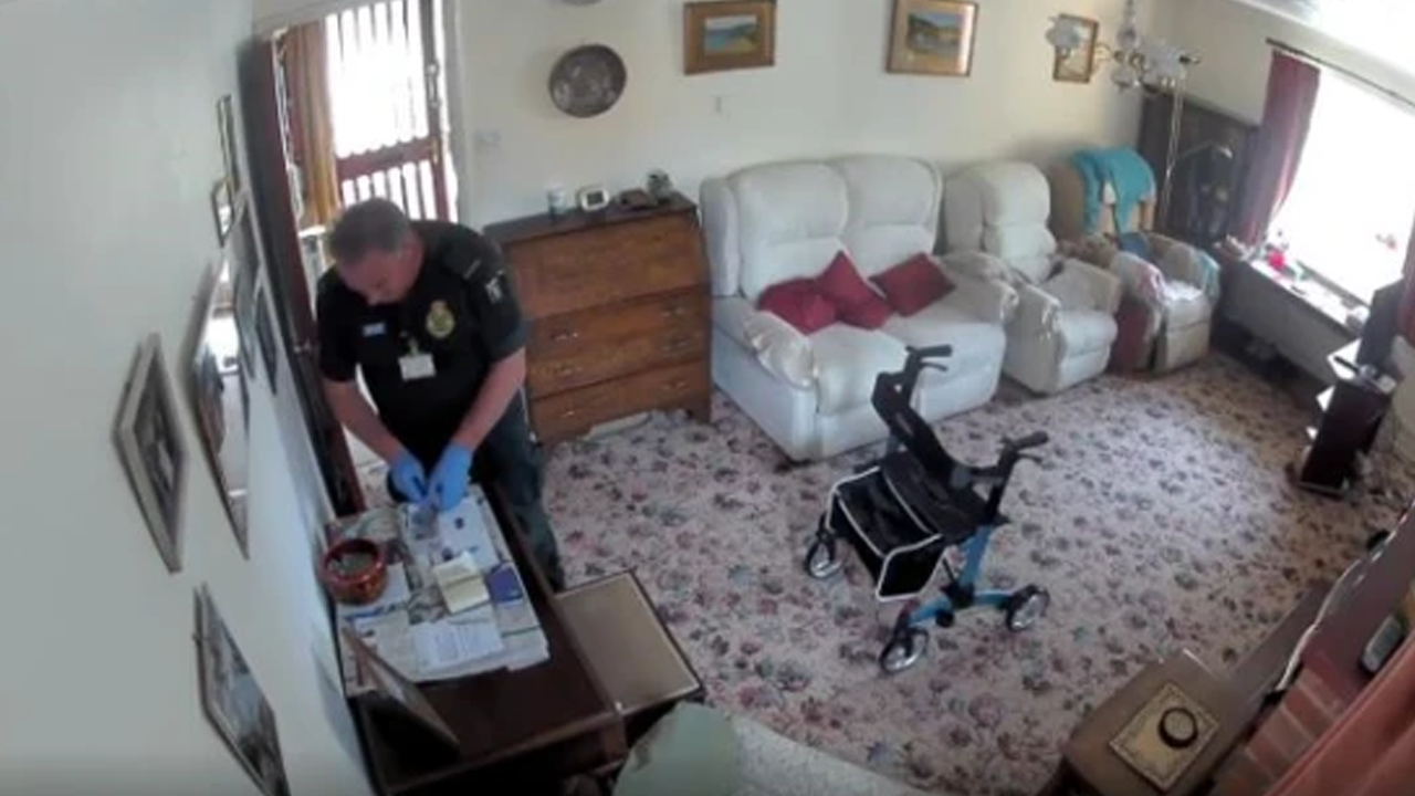 Ambulans görevlisi ölen kadının evini soydu!