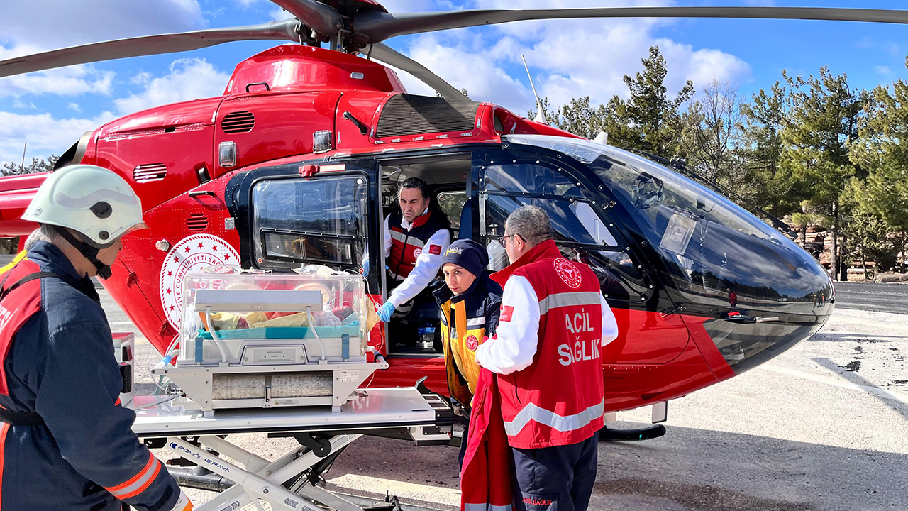 Ambulans helikopter ikizler için havalandı