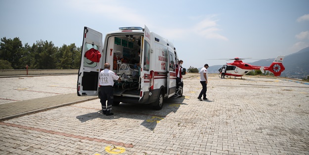 Ambulans helikopter prematüre bebek için havalandı