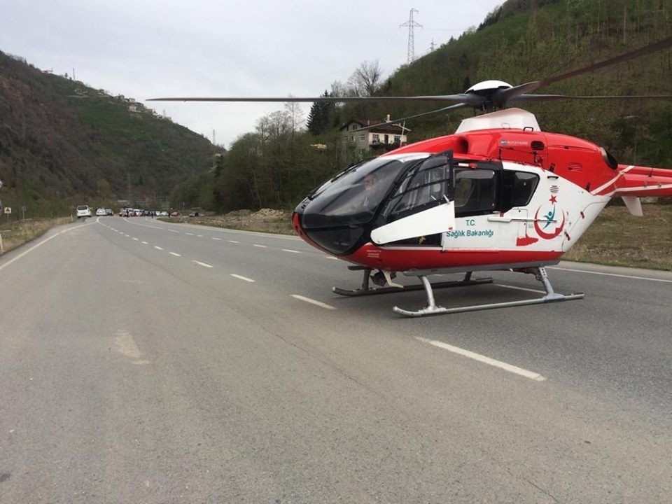 Ambulans helikopter trafik kazası sonrası yaralıyı karayoluna inerek aldı 