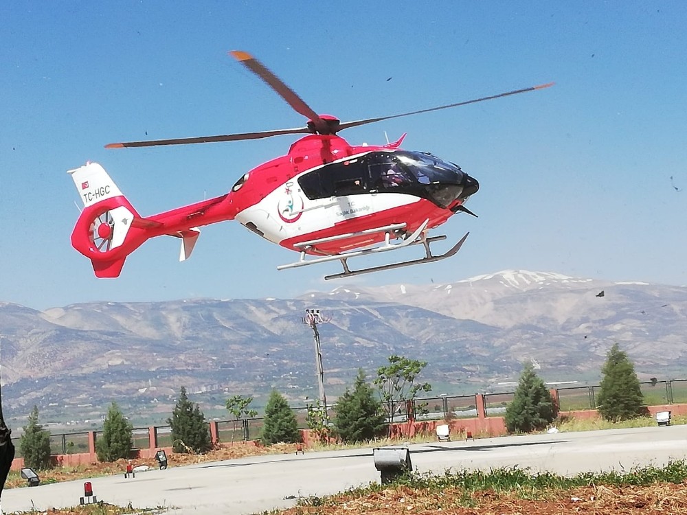 Ambulans helikopter yaşlı adam için havalandı 