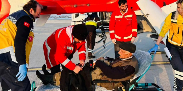 Ambulans helikopter yaşlı hasta için havalandı