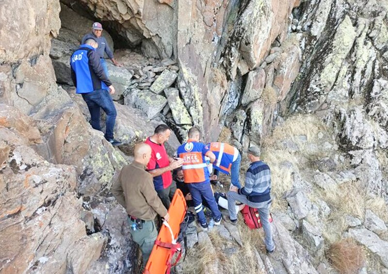 Ambulans helikopterler arı gibi çalışıyor: Kayalıklardan düştü, imdadına ambulans helikopter yetişti