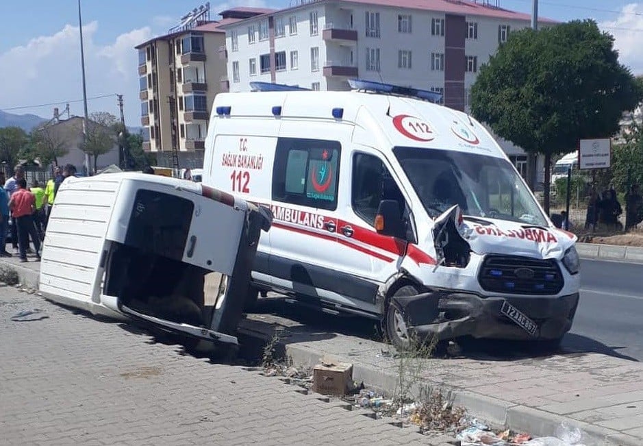 Ambulans ile hafif ticari araç çarpıştı: 6 yaralı 