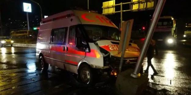 Ambulans ile iki otomobil çarpıştı: 1 yaralı