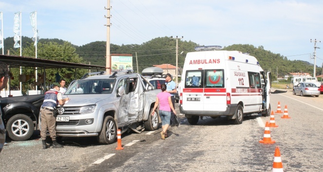 Ambulans ile kamyonet çarpıştı: 4 yaralı