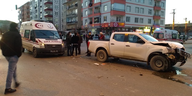 Ambulans ile kamyonet çarpıştı... Yaralılar var