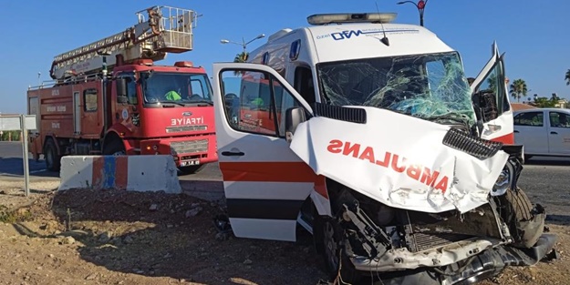 Ambulans ile midibüs birbirine girdi: Yaralılar var