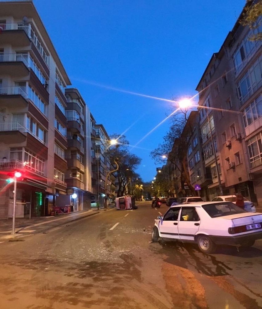 Ambulans ile otomobil çarpıştı: 3 yaralı 