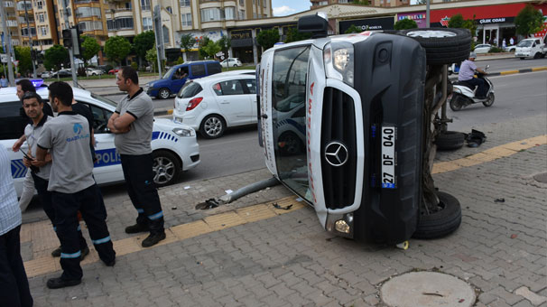 Ambulans ile otomobil çarpıştı: 4 kişi yaralı