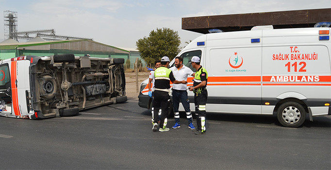 Ambulans ile otomobil çarpıştı: 4 yaralı