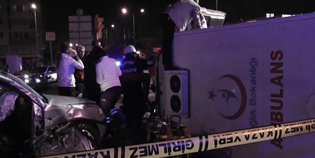 Ambulans ile otomobil çarpıştı