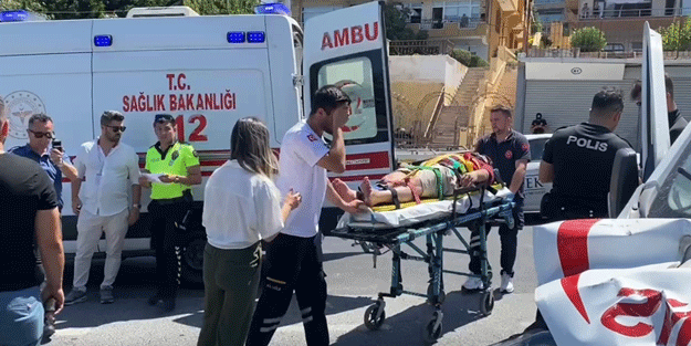 Ambulans ile otomobil çarpıştı