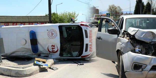 Ambulans ile pikap çarpıştı! Sağlık çalışanları dahil 3 yaralı