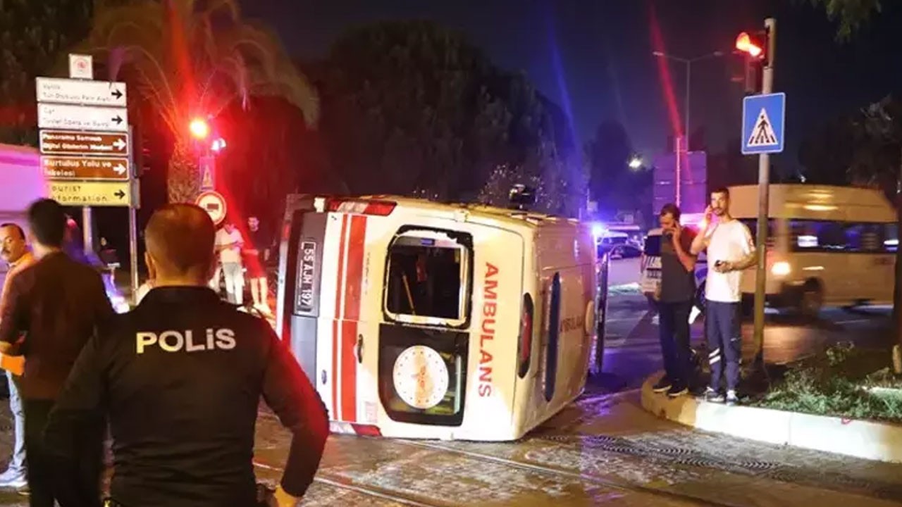 Ambulans ile tramvay çarpıştı! Yaralılar var